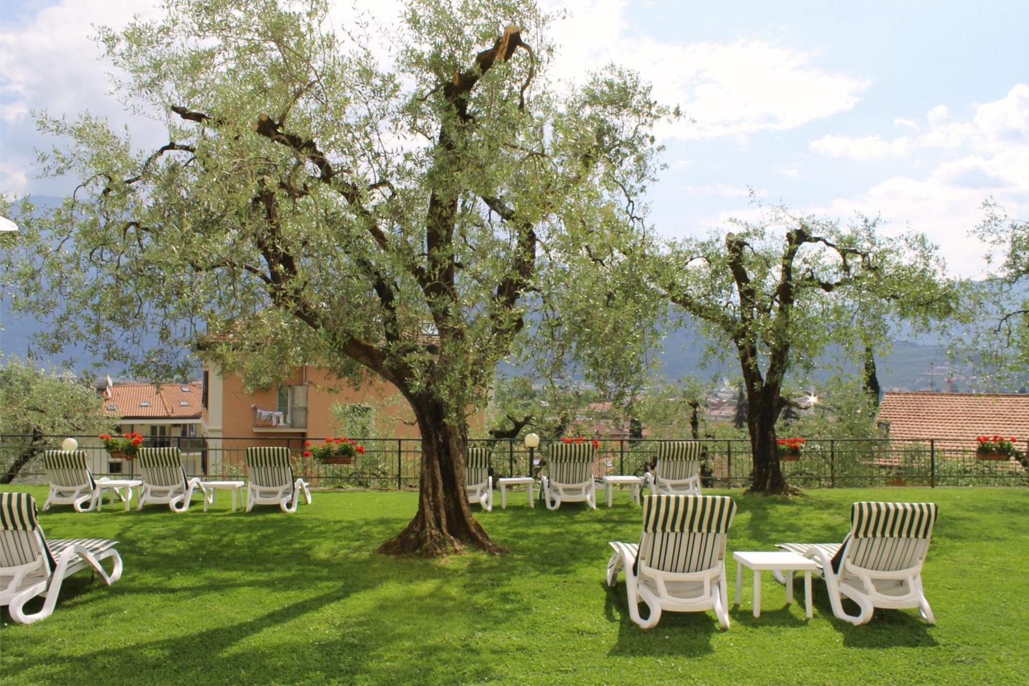 Aparthotel Englovacanze Riva del Garda Exterior foto